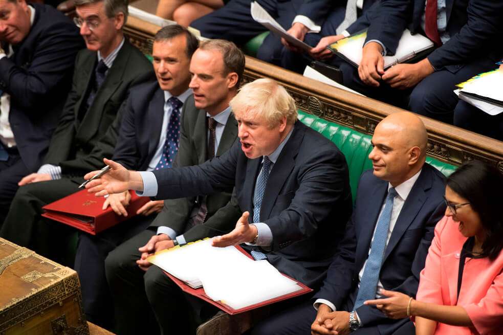El primer ministro británico, Boris Johnson, reacciona durante la votación en el Parlamento. / AFP