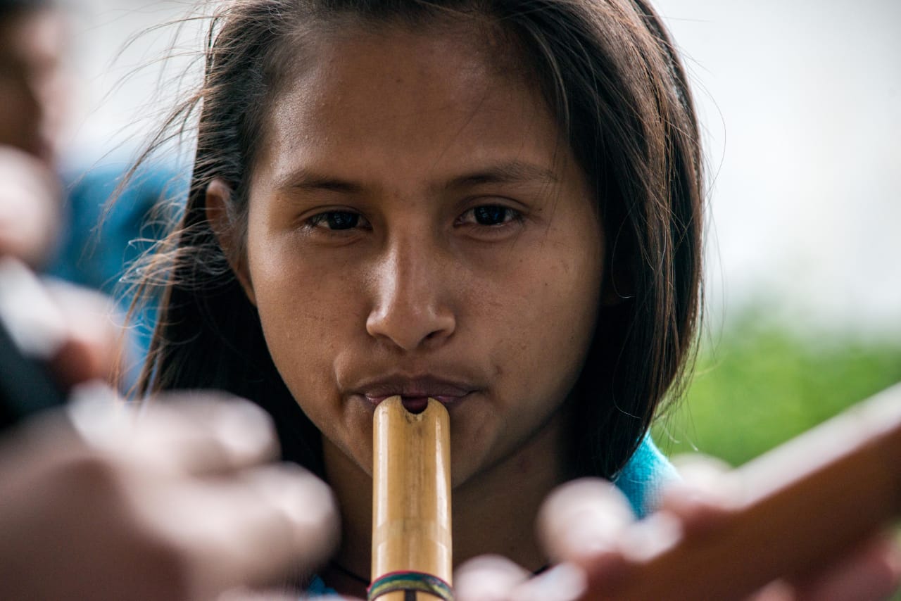 Sus propósitos con la música y la conexión con su cultura los lleva a hacer frente a los tantos efectos indeseados de la violencia, como el abandono del territorio: “Por aquí ha llegado mucha gente nasa que ha tenido que desplazarse. Aunque el nasa, cuando nace el niño, el cordón umbilical lo entierran. Él no se puede ir porque su cordón umbilical está amarrado a la tierra. Y ellos poco se van, realmente si uno mira, abandonar la tierra muy pocos. Sí han salido, hay un cabildo aquí en Bogotá, pero generalmente los jóvenes uno encuentra que ellos en la música han encontrado una forma de expresar, como de decir: no nos vamos con la guerrilla, que les ofrece armas, plata, todas esas mentiras. Y han visto que muchos van y al poco terminan perdiendo la vida. Muchos les ha demostrado que eso no es salida porque los compañeros que se van aparecen muertos. Ellos tienen esperanza que con su lucha puedan cambiar las cosas.”