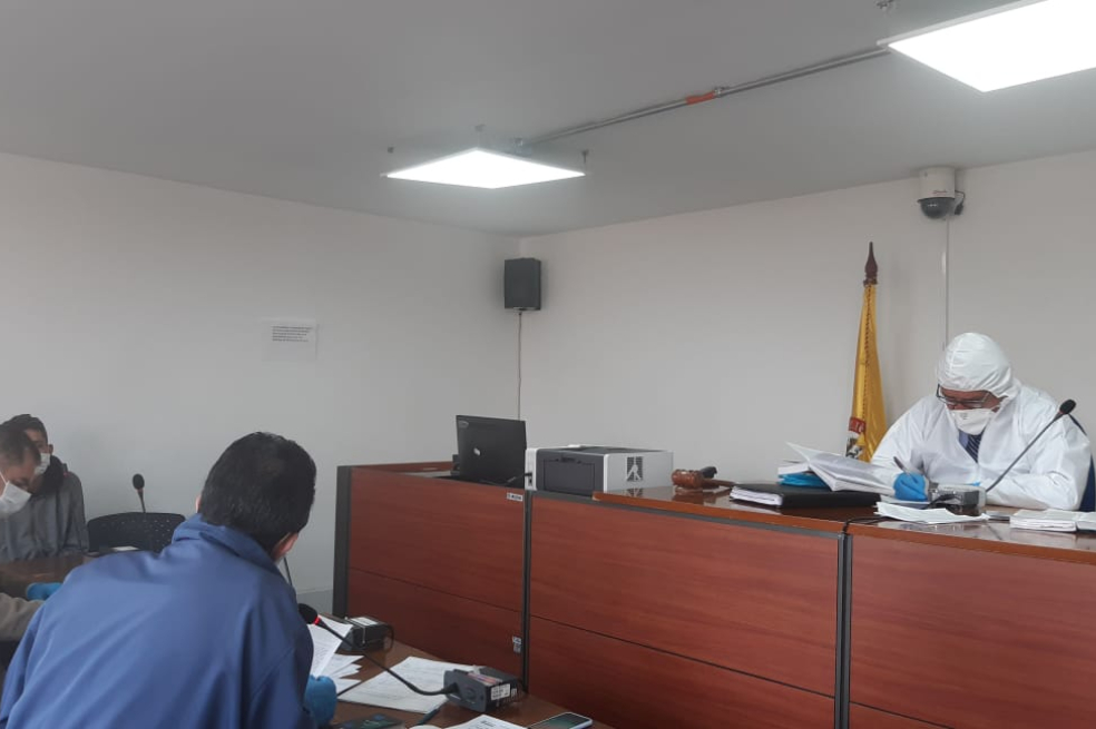 Así estaban trabajando los jueces de garantías para evitar contagios.CortesíaLas audiencias serán transmitidas por la plataforma de streaming que la Rama Judicial dispone y quedarán almacenadas en una nube para que las partes las soliciten, como acostumbran, al centro de servicios del complejo judicial correspondiente. Todavía faltan ultimar detalles de la operación, según supo este diario, pero la pretensión de los jueces es garantizar el acceso a la justicia sin ponerse en un riesgo innecesario. Ya habían tomado medidas como ponerse trajes de bioseguridad encima de las togas, pero tras negocias con las autoridades de la Rama Judicial, encontraron esta vía.