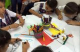Voluntarios que enseñan inglés a niñas de hogares en Medellín