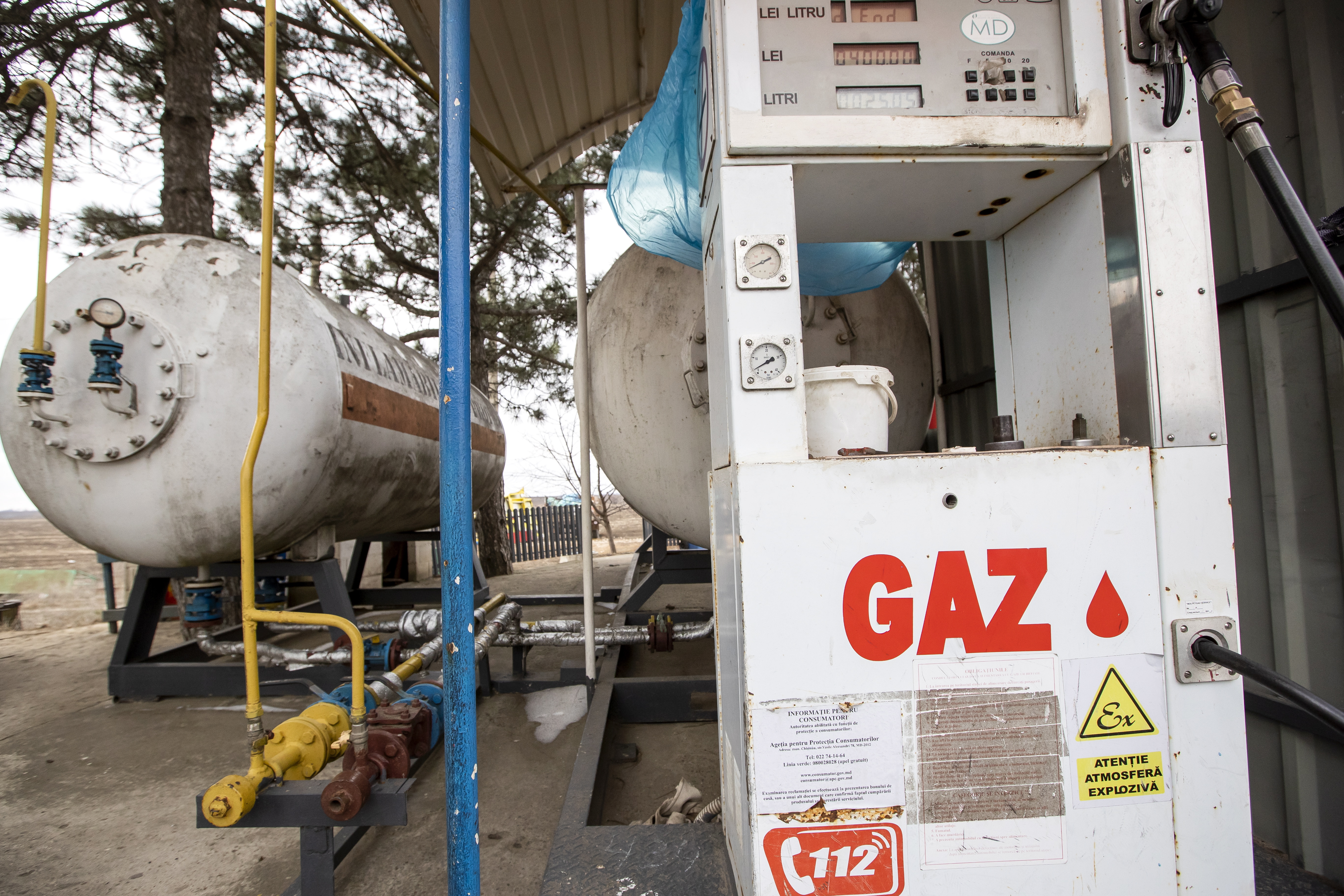 Antonesti (Moldova, Republic Of), 13/03/2022.- A gas pump and gas storage cylinder at a petrol station near Antonesti village in Stefan Voda district in Moldova, 13 March 2022. Moldovagaz announced pre-calculated purchase price of natural gas of 547 US dollar per thousand cubic meters in March 2022 as the country still faces the energy crisis. According to Moldovagaz, current gas supplies are carried with usual technical regime amid the Russian invasion of Ukraine. Russia's Gazprom is the majority shareholder of Moldovagaz. (Moldavia, Rusia, Ucrania, Estados Unidos) EFE/EPA/DUMITRU DORU