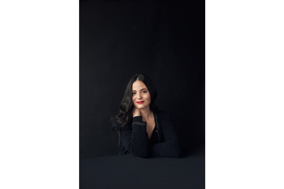 Vanessa Rosales es profesora de teoría literaria, teoría feminista y estudios críticos de moda.