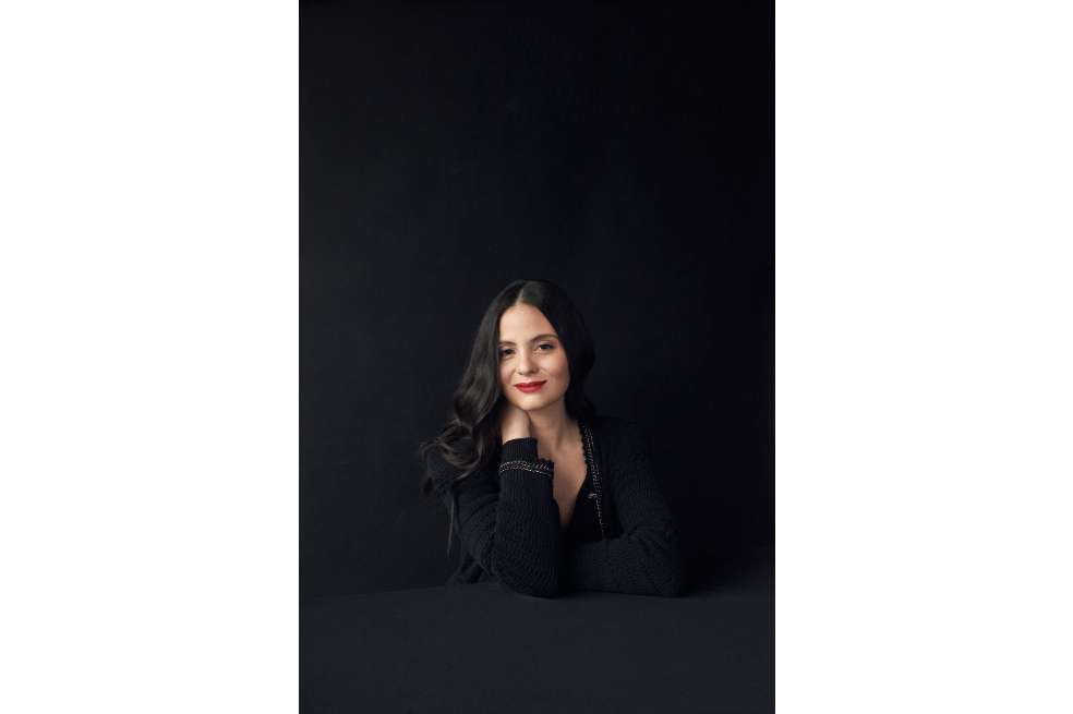Vanessa Rosales es profesora de teoría literaria, teoría feminista y estudios críticos de moda.