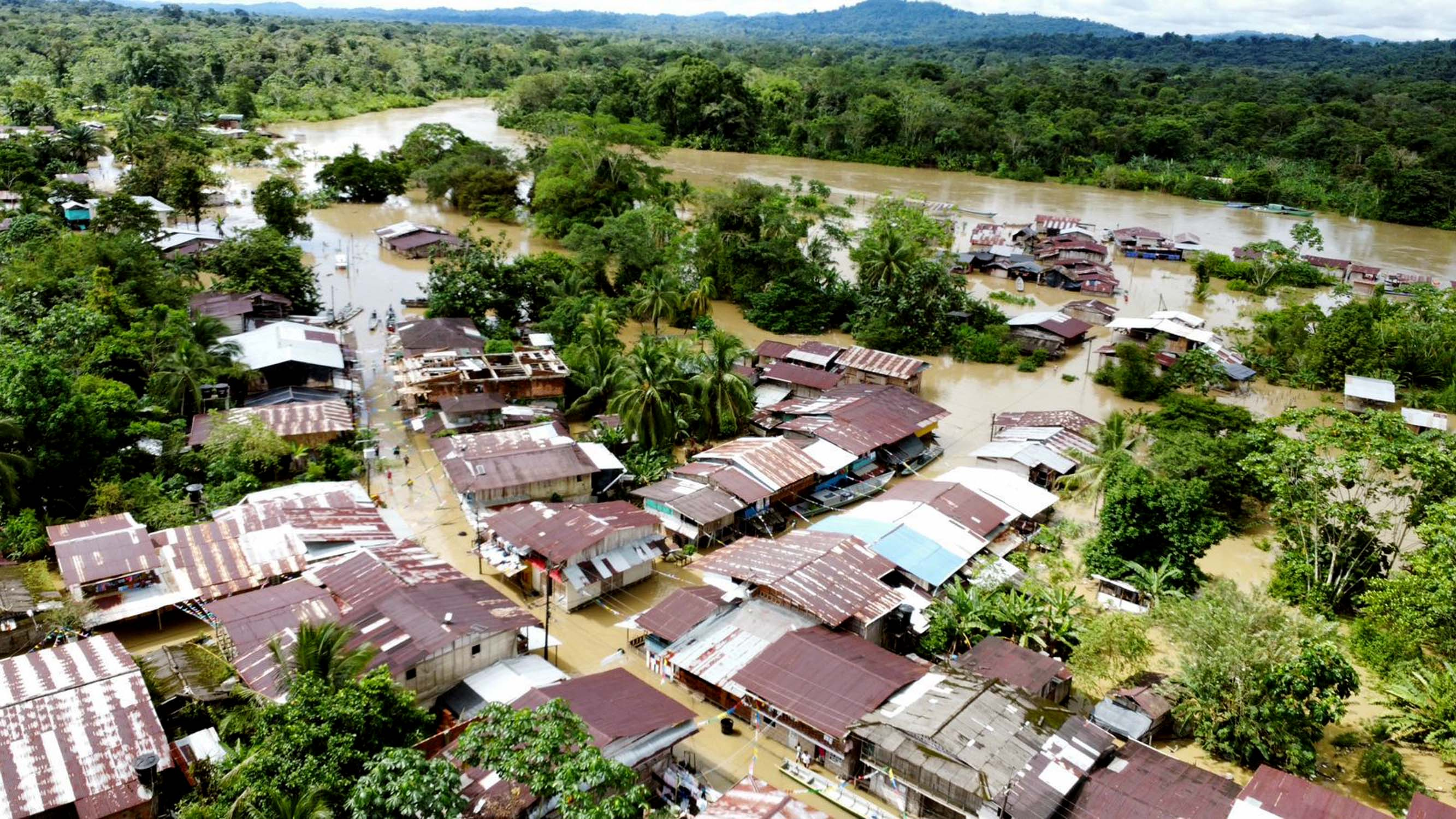 AME5794. PIE DE PATÓ (COLOMBIA), 10/11/2024.- Fotografía cedida por el Ejército de Colombia de inundaciones este sábado en Pie de Pató (Colombia). El departamento del Chocó es el más damnificado por el momento, con 22 municipios afectados y más de 30.000 familias damnificadas, según las cifras preliminares ofrecidas por el director de la Unidad Nacional para la Gestión del Riesgo de Desastres (UNGRD), Carlos Carrillo, quien indicó que por el momento no hay víctimas ni personas desaparecidas. EFE/ Ejército De Colombia / SOLO USO EDITORIAL/ SOLO DISPONIBLE PARA ILUSTRAR LA NOTICIA QUE ACOMPAÑA (CRÉDITO OBLIGATORIO)