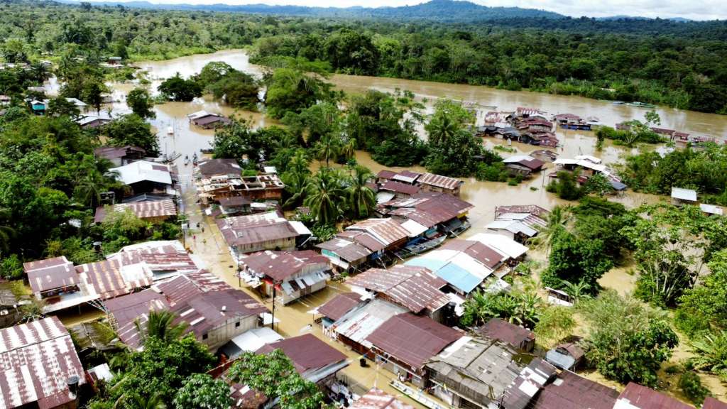 AME5794. PIE DE PATÓ (COLOMBIA), 10/11/2024.- Fotografía cedida por el Ejército de Colombia de inundaciones este sábado en Pie de Pató (Colombia). El departamento del Chocó es el más damnificado por el momento, con 22 municipios afectados y más de 30.000 familias damnificadas, según las cifras preliminares ofrecidas por el director de la Unidad Nacional para la Gestión del Riesgo de Desastres (UNGRD), Carlos Carrillo, quien indicó que por el momento no hay víctimas ni personas desaparecidas. EFE/ Ejército De Colombia / SOLO USO EDITORIAL/ SOLO DISPONIBLE PARA ILUSTRAR LA NOTICIA QUE ACOMPAÑA (CRÉDITO OBLIGATORIO)