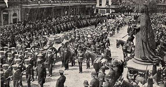Eduardo VII, quien fue el sucesor de la reina Victoria, falleció en 1910 a causa de un infarto. A su funeral asistieron representantes de 70 estados, entre ellos los reyes de Noruega, Bulgaria, Portugal, Alemania, Grecia, Bélgica, España y Dinamarca. Dentro de la procesión fúnebre estuvo presente su perro, su esposa; la reina Alexandra, su hijo; el rey Jorge V, su hija; la princesa Victoria, entre otros, y millones de personas. El Big Ben sonó una vez por cada año de vida del monarca; 68 veces.