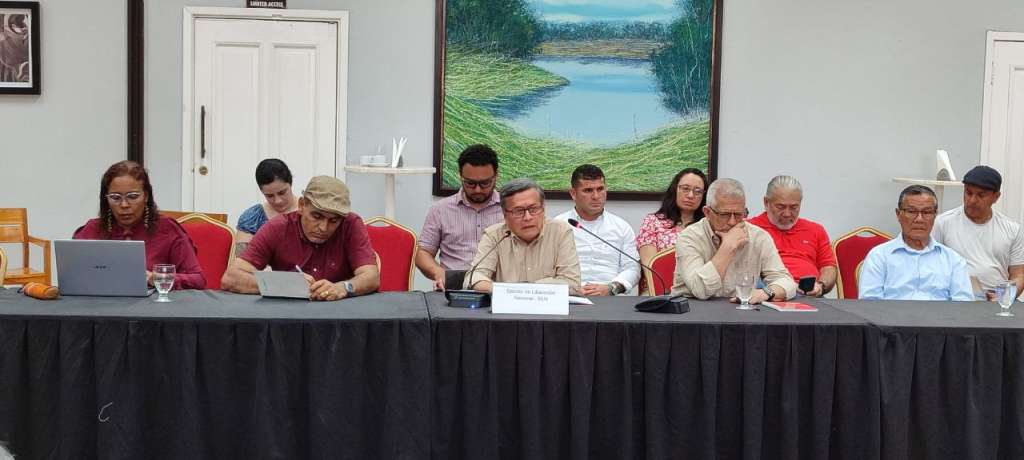 La delegación del ELN durante la visita del ministro de Defensa, Iván Velásquez, en el sexto ciclo de negociaciones con el Gobierno en La Habana, Cuba.