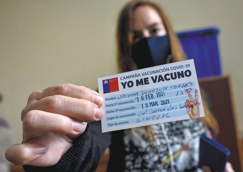En Chile se estima que 9.023 personas vacunadas antes de tiempo tienen entre 18 y 39 años.  / Getty Images