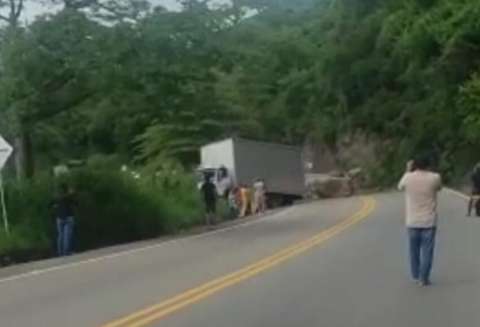 Por caída de roca, hay cierre parcial de la vía Bogotá-Bucaramanga