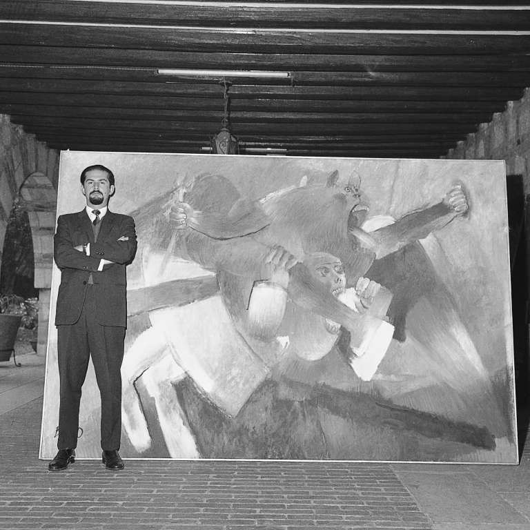 El artista nacido en 1932, en Medellín, y es el segundo hijo del matrimonio entre David Botero y Flora Angulo. 1948 fue el año en que sus obras fueron exhibidas por primera vez y con 16 años comenzó a realizar ilustraciones para el periódico El Colombiano.