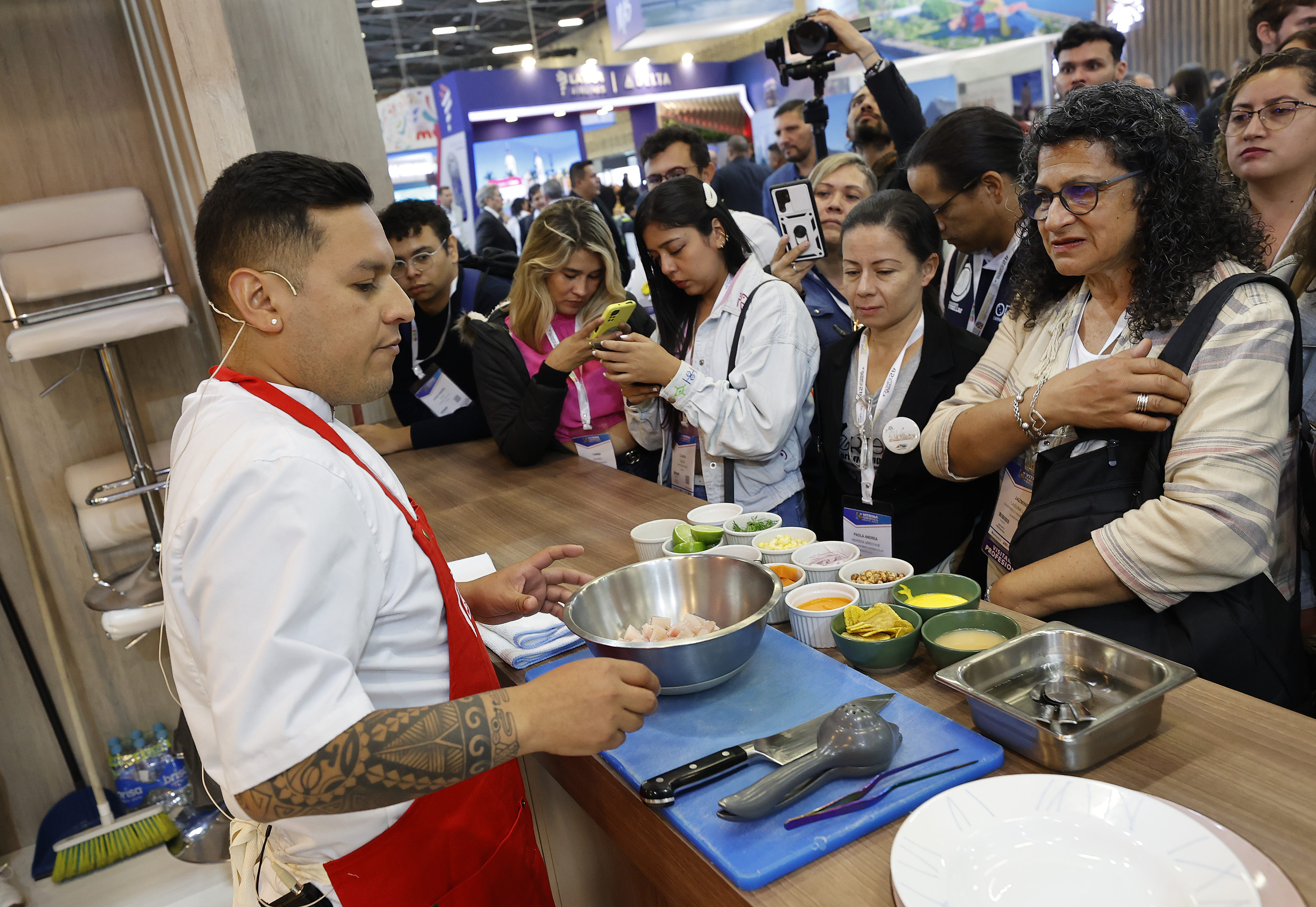 BOG305. BOGOTÁ. (COLOMBIA), 22/02/2023.- Una chef peruano hace un plato de ceviche hoy durante la 42 edición de la Vitrina Turística de la Asociación Colombiana de Agencias de Viajes y Turismo (Anato), en Bogotá (Colombia). Como país invitado de honor, República Dominicana le apuesta a promover su diversidad turística a nivel ecológico, deportivo, gastronómico y cultural en la 42 edición de la Vitrina Turística de la Asociación Colombiana de Agencias de Viajes y Turismo (Anato) que comenzó este miércoles en Bogotá. EFE/Mauricio Dueñas Castañeda