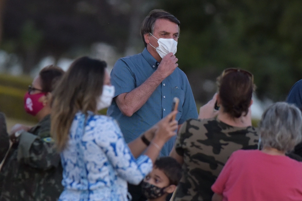 En pleno aumento de casos y muertos en Brasil por cuenta del coronavirus, el presidente Jair Bolsonaro sube en las encuestas.