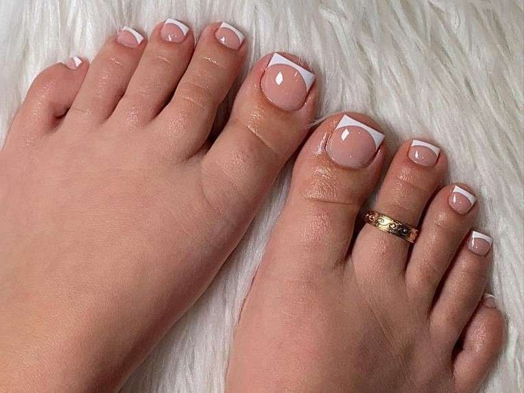 Este diseño consiste en una línea muy fina y delicada en la punta de la uña, que puede ser de cualquier color, aunque los más populares son el blanco y el nude.