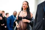 Rihanna presume su embarazo en lencería durante el desfile de Dior en París