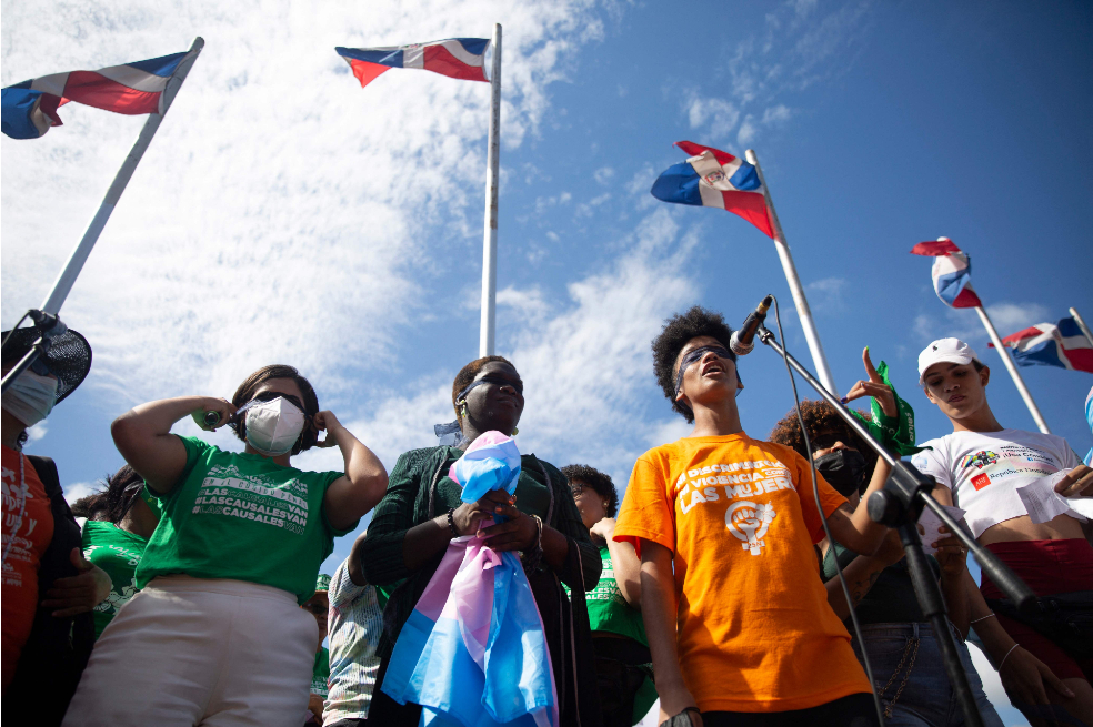 En República Dominicana, la tasa de feminicidios bajó de 2,7 por cada 100.000 habitantes en 2019 a 2,4 en 2020. En Santo Domingo, las personas se manifestaron en contra de la violencia de género.