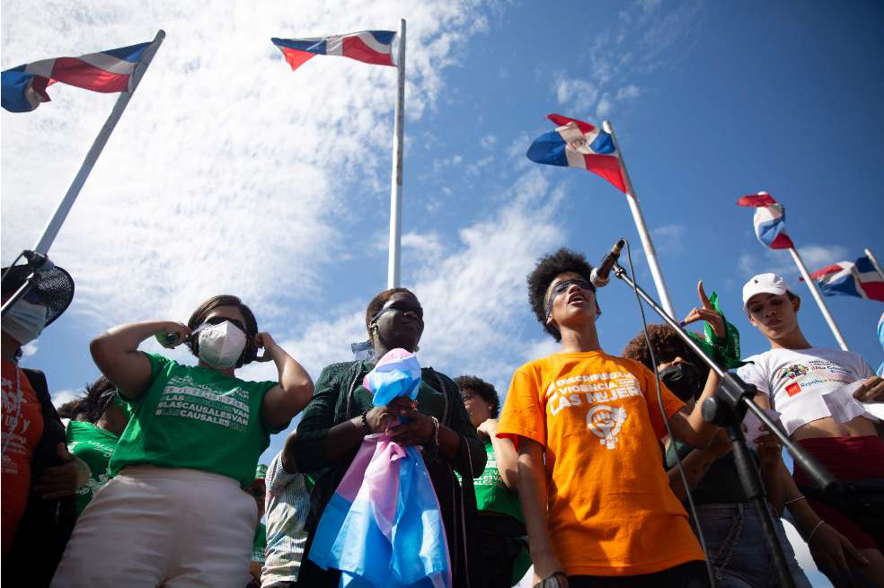 En República Dominicana, la tasa de feminicidios bajó de 2,7 por cada 100.000 habitantes en 2019 a 2,4 en 2020. En Santo Domingo, las personas se manifestaron en contra de la violencia de género.