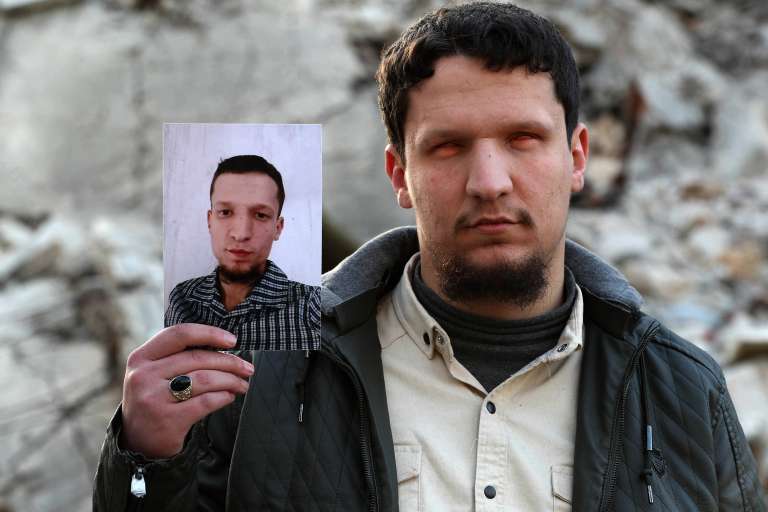 Abu Anas, un sirio de 26 años que, según los informes, quedó ciego a raíz del bombardeo del gobierno, posa para una foto en la ciudad de Idlib, en el noroeste controlado por los rebeldes. Muestra una fotografía de sí mismo diez años atrás, cuando tenía 16 años. Originario de la ciudad de Saqba, en el campo de la capital, Damasco, Abu Anas fue desplazado de su hogar en 2018. Luego resultó herido durante un bombardeo de artillería en 2020 y perdió la vista. Recientemente se casó y no tiene hijos. Actualmente es estudiante de cuarto año de derecho y sharia (ley islámica) en la Universidad de Idlib.