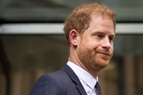 Príncipe Harry dice que le hackearon su teléfono: “No podía confiar en nadie”