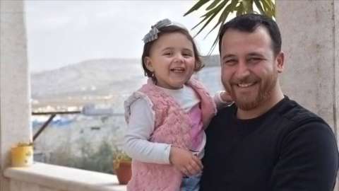 El padre que inventó un juego para que su hija no se asuste con los bombardeos en Siria