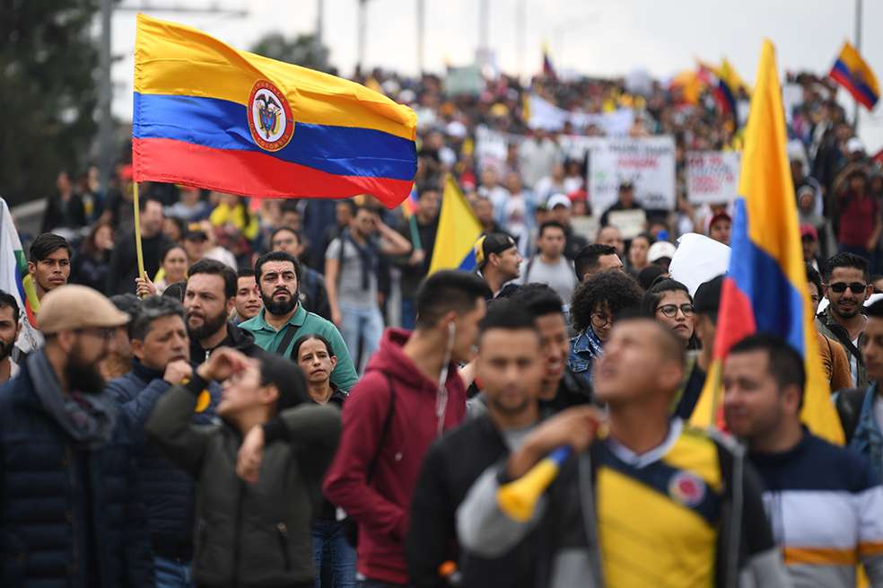 Un grupo de manifestantes durante la marcha de hoy en Bogotá. Las movilizaciones comenzaron desde tempranas horas de la mañana en todo el país. / Gustavo Torrijos - El Espectador.