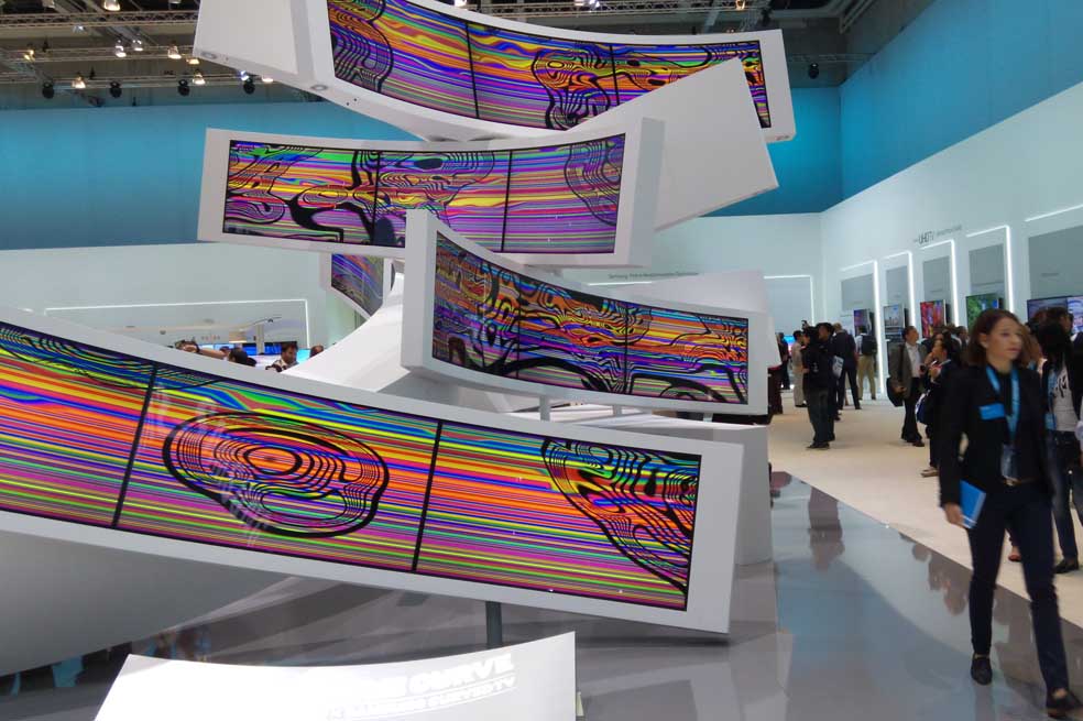 Esta escultura con pantallas curvas fue la forma escogida por Samsung para enviar su mensaje a la industria. / David Mayorga