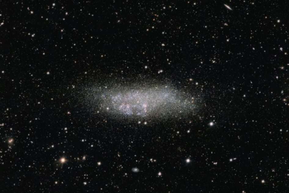 Esta imagen, captada por cámara OmegaCAM de ESO, instalada en el telescopio de rastreo del VLT, muestra a una galaxia solitaria conocida como Wolf-Lundmark-Melotte o, para abreviar, WLM. / Acknowledgement: VST/Omegacam Local Group Survey. - Tomada de EFE Futuro