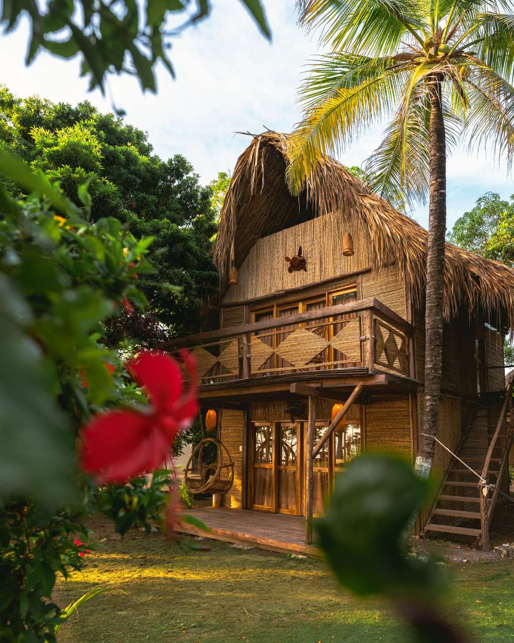 Allí se encuentra La Playita, un espacio que ha evolucionado de ser un hostal tradicional a convertirse en un modelo de turismo regenerativo, comprometido con el bienestar de sus visitantes y con el desarrollo sostenible de la isla.