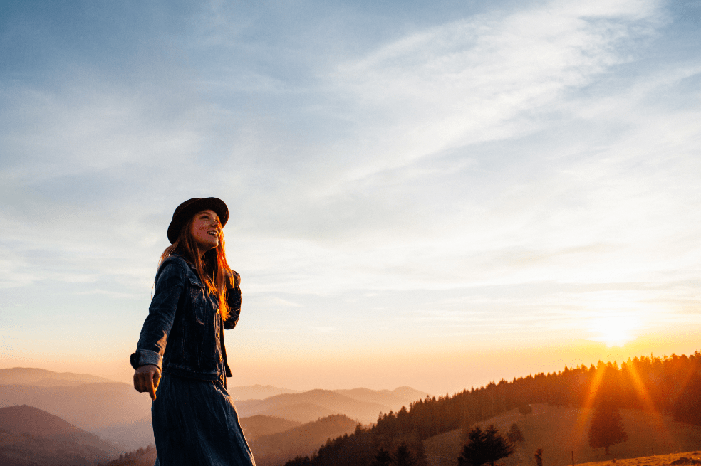 Turismo de naturaleza, mujer joven, generación Z