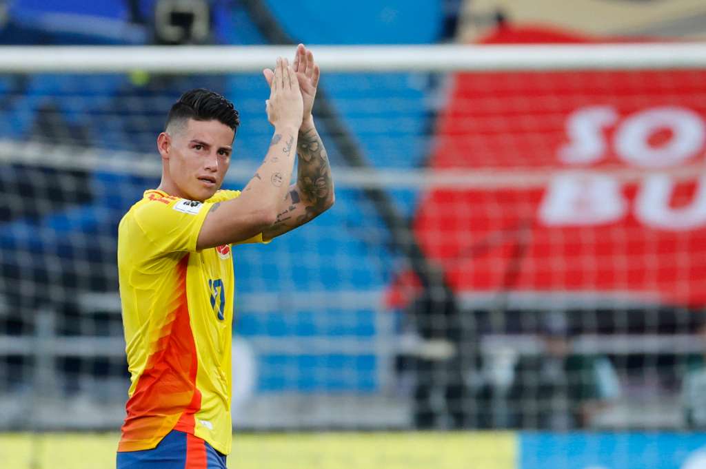 AMDEP6698. BARRANQUILLA (COLOMBIA), 10/09/2024.- James Rodríguez de Colombia se despide de los hinchas este martes, en un partido de las eliminatorias sudamericanas para el Mundial de 2026 entre Colombia y Argentina en el estadio Metropolitano en Barranquilla (Colombia). EFE/ Mauricio Dueñas Castañeda