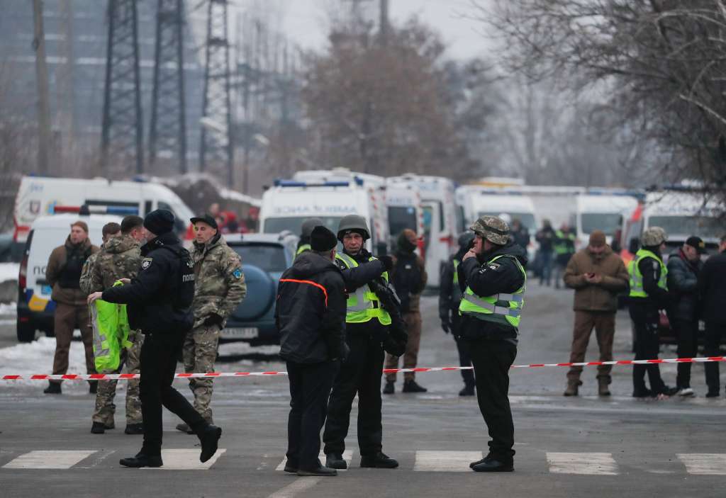 Kyiv (Ukraine), 23/11/2022.- Police officers stand near a cordon and ambulance vehicles near the site of an infrastructure object hit by shelling in Kyiv (Kiev), Ukraine, 23 November 2022, amid Russia's invasion. At least three people were killed and seven others injured as a result of shelling on a two-story building in Kyiv, the Kyiv City Military Administration reported on telegram. According to a statement by Ukraine's national power supply Ukrenergo on 23 November, power outages were reported across all of the regions of the country following a series of Russian missile strikes targeting the country's critical infrastructure. Russian troops entered Ukraine on 24 February 2022 starting a conflict that has provoked destruction and a humanitarian crisis. (Rusia, Ucrania) EFE/EPA/SERGEY DOLZHENKO