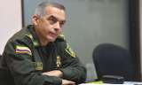 La transacción que podría enredar, aún más, al director de la Policía, Óscar Atehortúa
