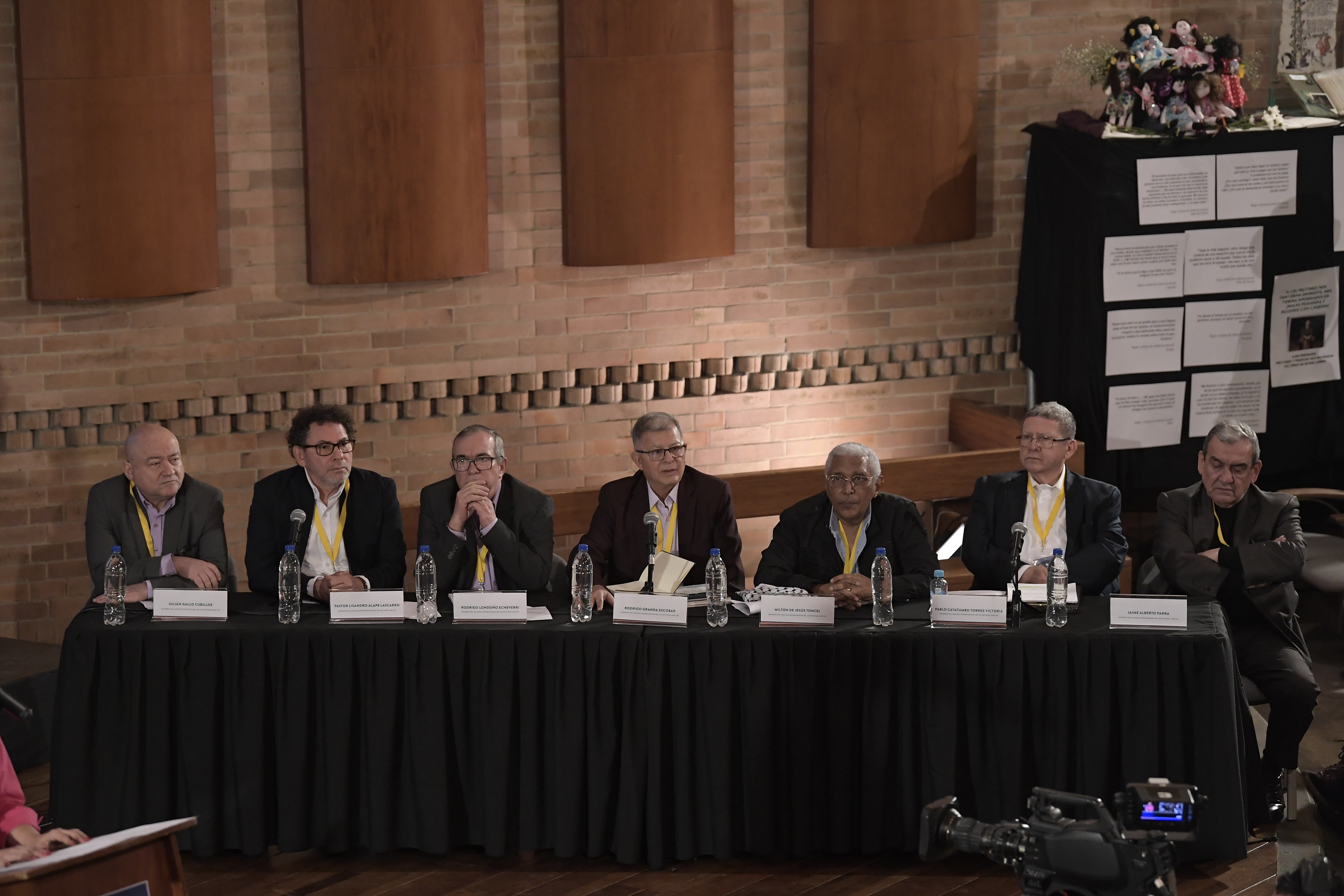 Julián Gallo Cubillos, Pastor Alape, Rodrigo Londoño, Rodrigo Granda, Milton de Jesús Toncel, Pablo Catatumbo y Jaime Alberto Parra, miembros del antiguo secretariado de la extinta guerrilla Farc, admitiendo su responsabilidad por los miles de secuestros durante la primer jornada de audiencias de reconocimiento ante víctimas y Magistrados de la JEP.