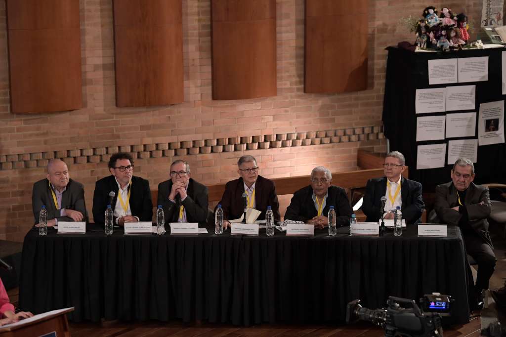 Julián Gallo Cubillos, Pastor Alape, Rodrigo Londoño, Rodrigo Granda, Milton de Jesús Toncel, Pablo Catatumbo y Jaime Alberto Parra, miembros del antiguo secretariado de la extinta guerrilla Farc, admitiendo su responsabilidad por los miles de secuestros durante la primer jornada de audiencias de reconocimiento ante víctimas y Magistrados de la JEP.