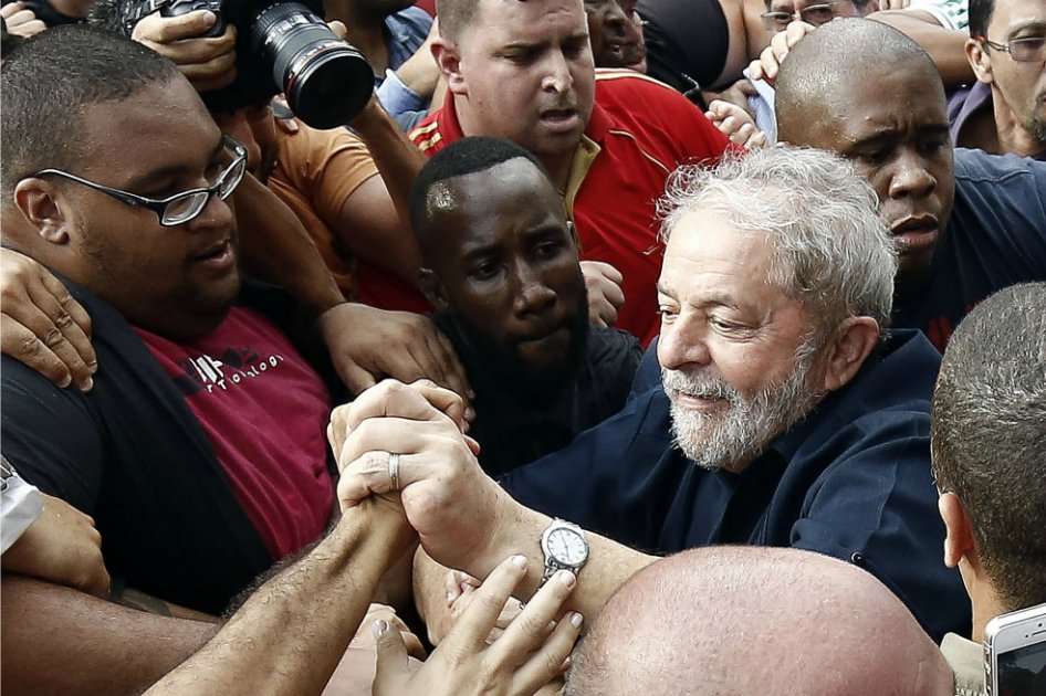 El expresidente Luiz Inácio Lula da Silva fue visitado por sus copartidarios en Sao Paulo tras conocerse las acusaciones en su contra. / AFP
