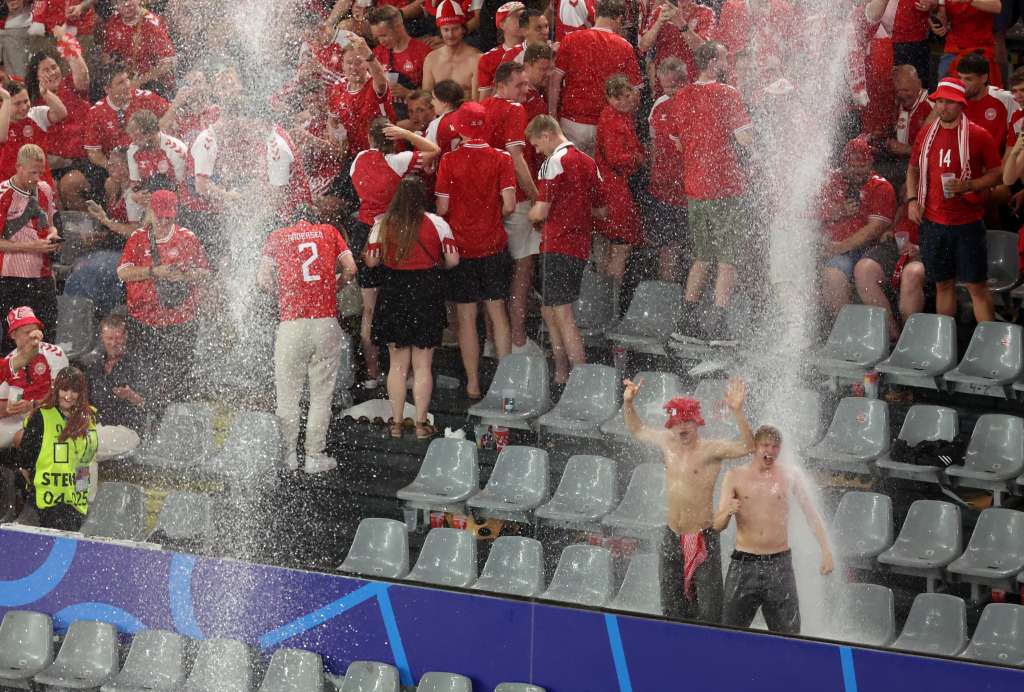 Dortmund (Germany), 29/06/2024.- Supporters brave the elements as match is interrupted due to thunder and lightning during the UEFA EURO 2024 Round of 16 soccer match between Germany and Denmark, in Dortmund, Germany, 29 June 2024. (Dinamarca, Alemania) EFE/EPA/GEORGI LICOVSKI