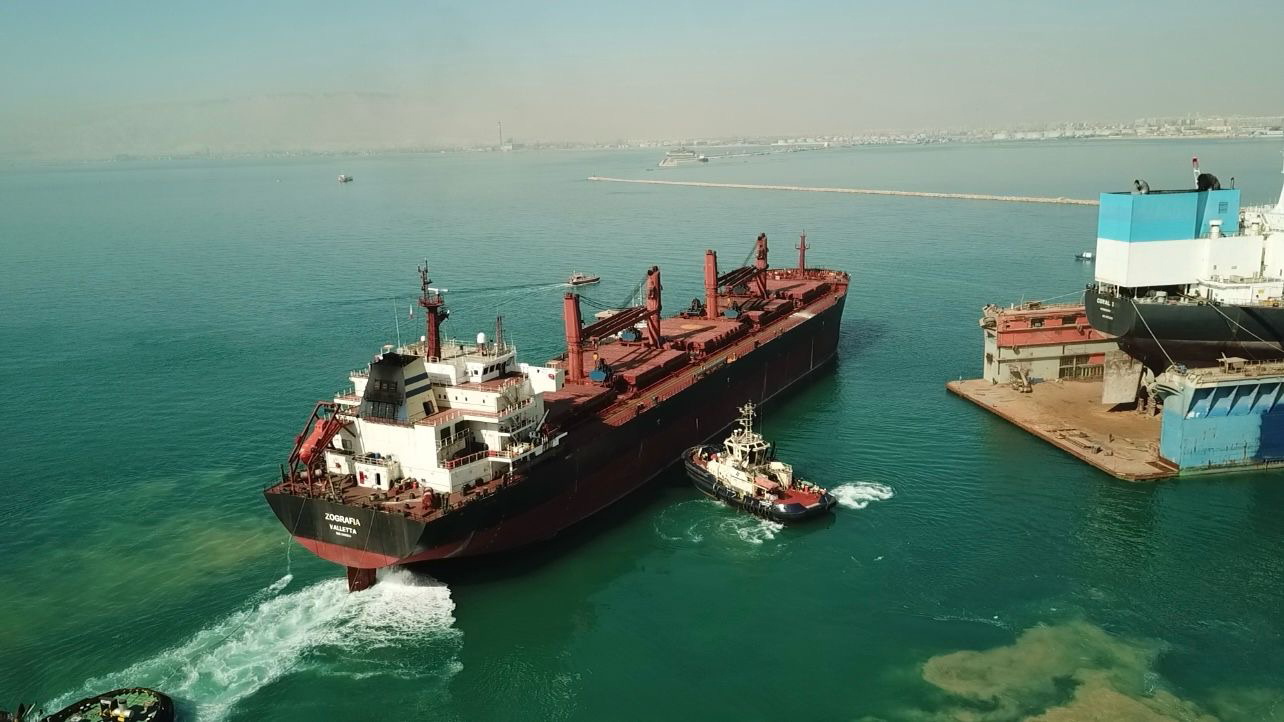 Ismailia (Egypt), 22/01/2024.- A handout photo made available by the Suez Canal Authority shows the Greek-owned bulk carrier 'Zografia' (L) at the Suez Shipyard Co. in Ismailia, Egypt, 22 January 2024. The Zografia is undergoing repair work on the damages caused by the 16 January 2024 Houthi anti-ship ballistic missile attack on the ship while sailing in the southern Red Sea. (Egipto) EFE/EPA/SUEZ CANAL AUTHORITY OFFICE / HANDOUT HANDOUT. EDITORIAL USE ONLY/NO SALES. HANDOUT EDITORIAL USE ONLY/NO SALES HANDOUT EDITORIAL USE ONLY/NO SALES