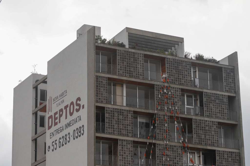 MEX7909. CIUDAD DE MÉXICO (MÉXICO), 06/09/2024.- Fotografía de archivo fechada el 24 de junio de 2022, donde se observa anuncios de ventas de departamentos y propiedades por inmobiliarias, en la Ciudad de México (México). Aunque la pandemia representó una compleja época para varios sectores económicos, la situación se empieza a revertir y mercados como el hipotecario proyectan una expansión para 2025 de alrededor del 3 % anual en la mayoría de los países de América Latina. EFE/Isaac Esquivel/ARCHIVO