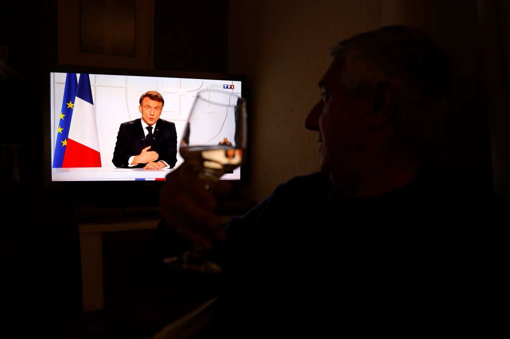 Vence (France), 05/03/2025.- A man watches French President Emmanuel Macron delivering a televised address to the nation, in Vence, France, 05 March 2025. Macron addresses the country about the ongoing war in Ukraine, after the Trump administration suspended the US intelligence-sharing with Ukraine and paused the US military aid to the country, amid the ongoing Russian invasion. (Francia, Ucrania) EFE/EPA/SEBASTIEN NOGIER