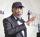 El mal del ‘Todopoderoso’ Morgan Freeman que lo obliga a usar un guante