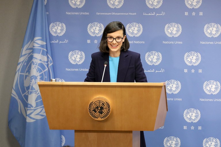 Millie Bobby Brown, en su primera comparecencia pública tras ser designada, denunció que millones de niños no tienen acceso a la educación, ni un sitio seguro al que puedan llamar hogar, ni comida, agua potable o vacunas para crecer sanos y fuertes. / AFP
