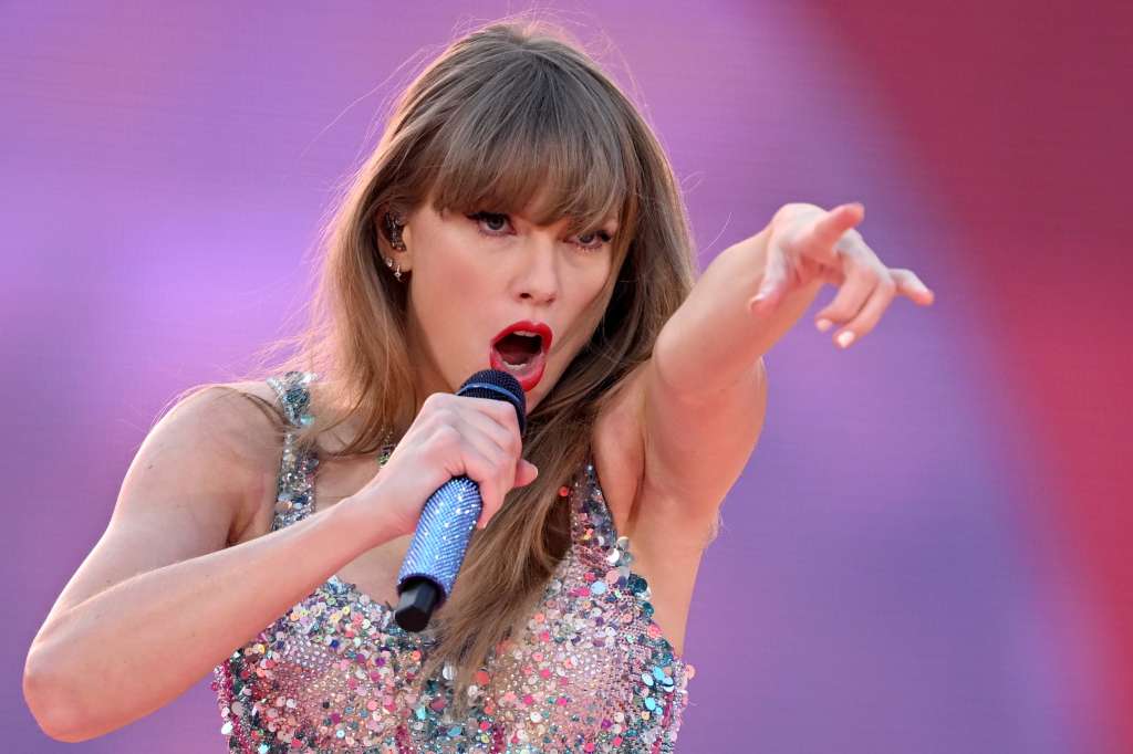 Melbourne (Australia), 16/02/2024.- US singer-songwriter Taylor Swift performs during the first night of the The Eras Tour in Australia at the Melbourne Cricket Ground in Melbourne, Australia, 16 February 2024. Taylor Swift's Eras Tour has descended on Melbourne, with the pop megastar expected to perform in front of the biggest crowds of her career so far. EFE/EPA/JOEL CARRETT EDITORIAL USE ONLY, NO COMMERCIAL USE, NO PUBLICATION COVERS, AUSTRALIA AND NEW ZEALAND OUT EDITORIAL USE ONLY/NO SALES EDITORIAL USE ONLY/NO SALES