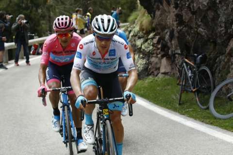 Empujón de un aficionado hizo caer a Miguel Ángel López en el penúltimo día del Giro