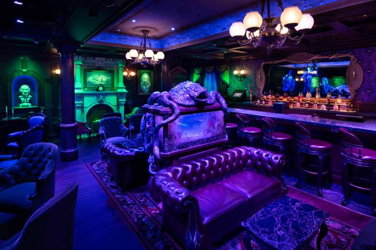 Los visitantes disfrutarán de espeluznantes cócteles especiales inspirados en la atracción clásica de los Parques Disney y sus habitantes, así como una variedad de detalles de Haunted Mansion de todo el mundo.