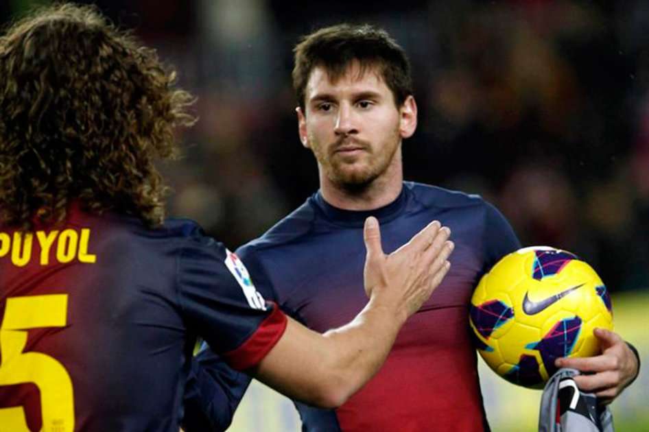 Lionel Messi se lleva el balón con el que le anotó cuatro goles a Osasuna. / EFE