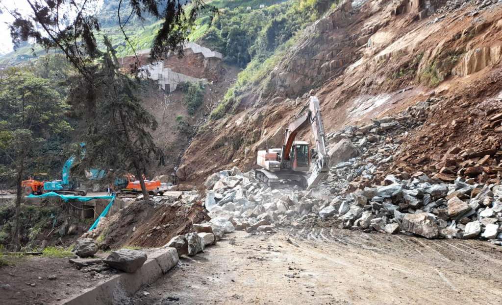 Derrumbe en la vía Calarcá-Cajamarca.