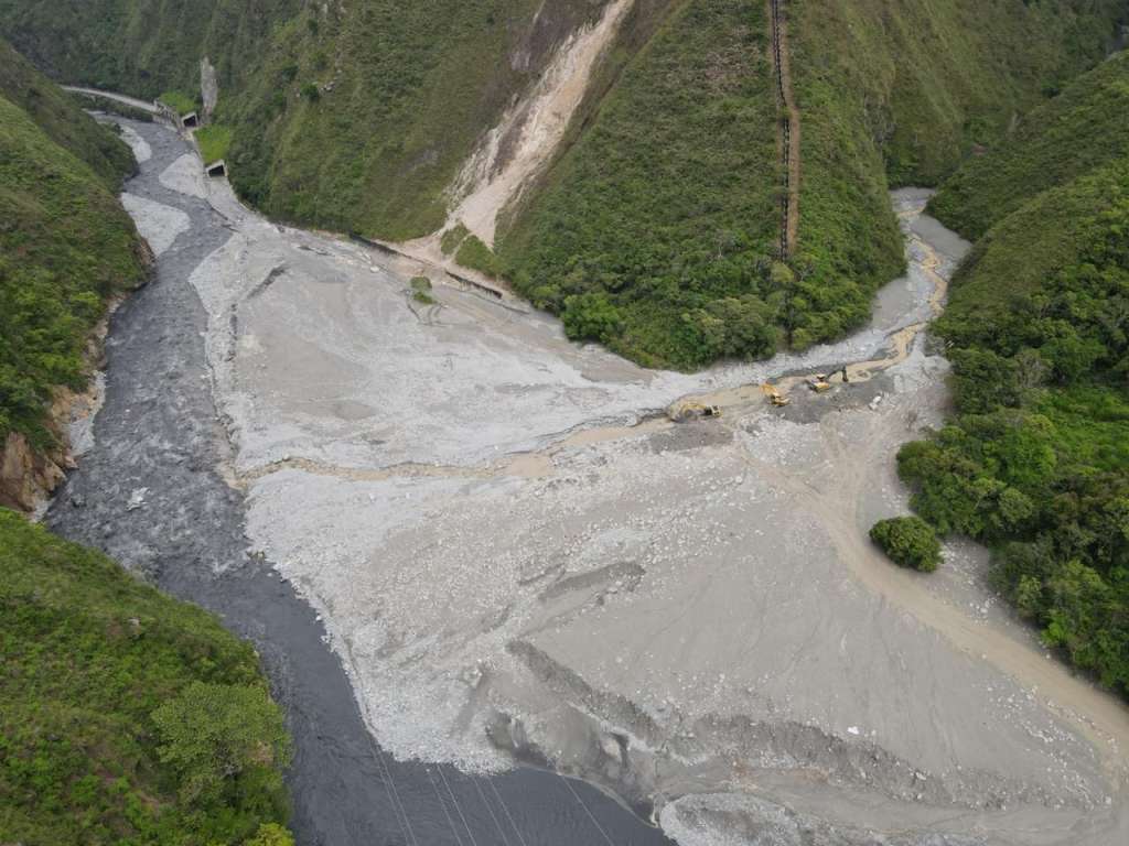 La desembocadura de la quebrada Estaquecá en el río Negro y el acceso a los túneles falsos a la altura del K46+700.