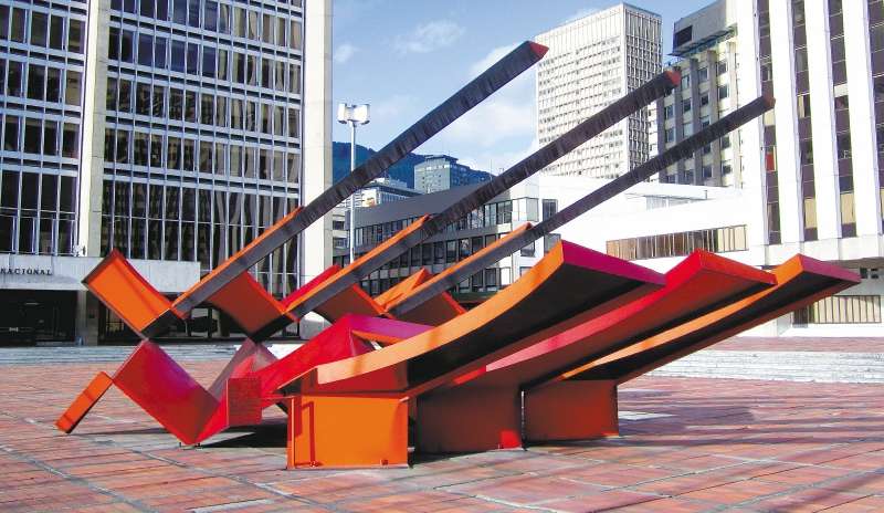 Escultura "Nave espacial". La obra fue realizada en hierro policromado por Eduardo Ramírez Villamizar y se encuentra en el Centro Internacional (Bogotá).