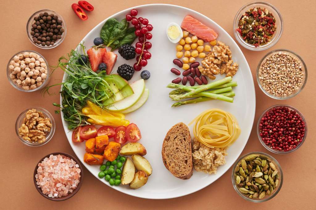 La buena noticia es que nunca es tarde para empezar. Incluso cambios pequeños, como tomar más agua, cocinar más en casa o agregar una fruta al desayuno, pueden iniciar una transformación de vida.
