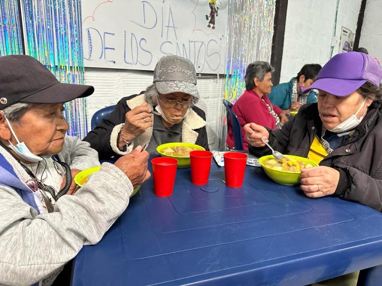 Cenéfica, una cena benéfica de niños, adolescentes y adultos mayores