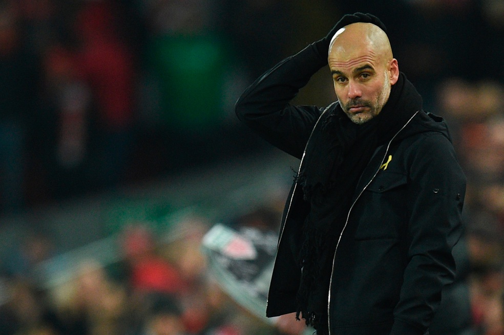 Guardiola lamenta la derrota del City ante el Liverpool. Llevaban 22 fechas invictos. / AFP